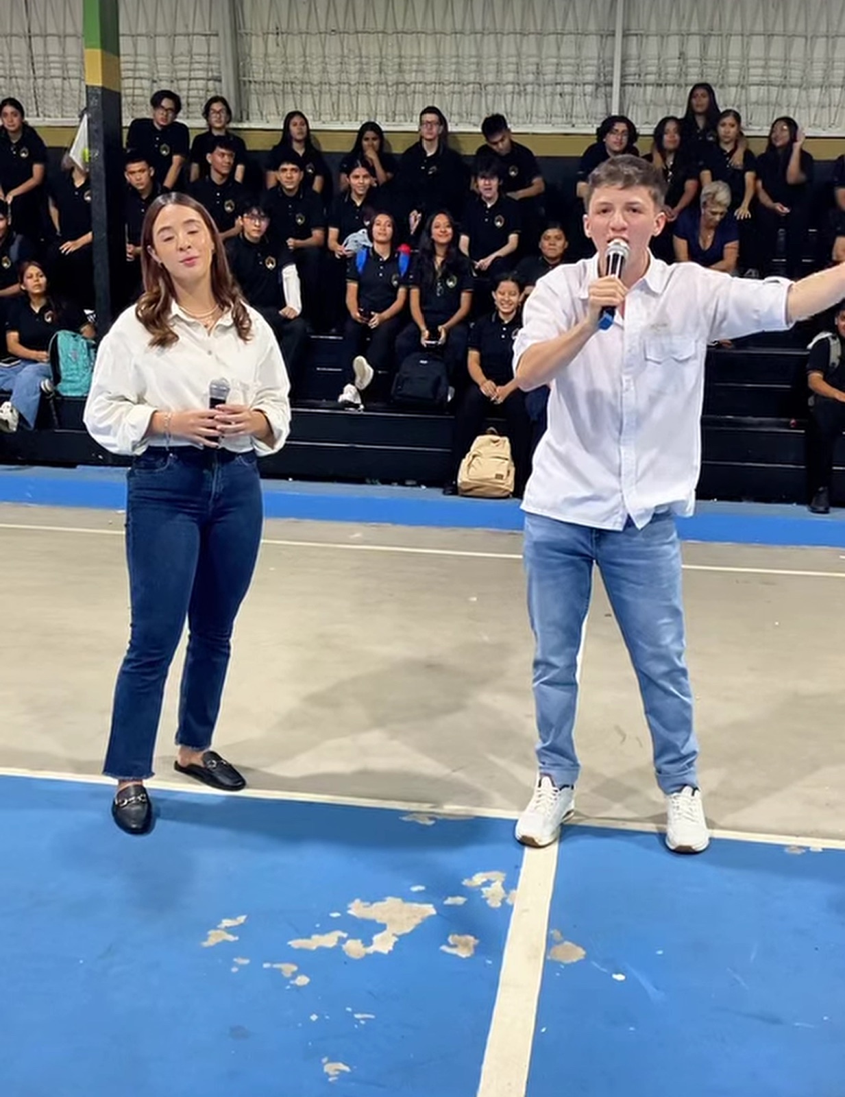 Pastor predicando en un colegio durante un evento de LUZ Impacto
