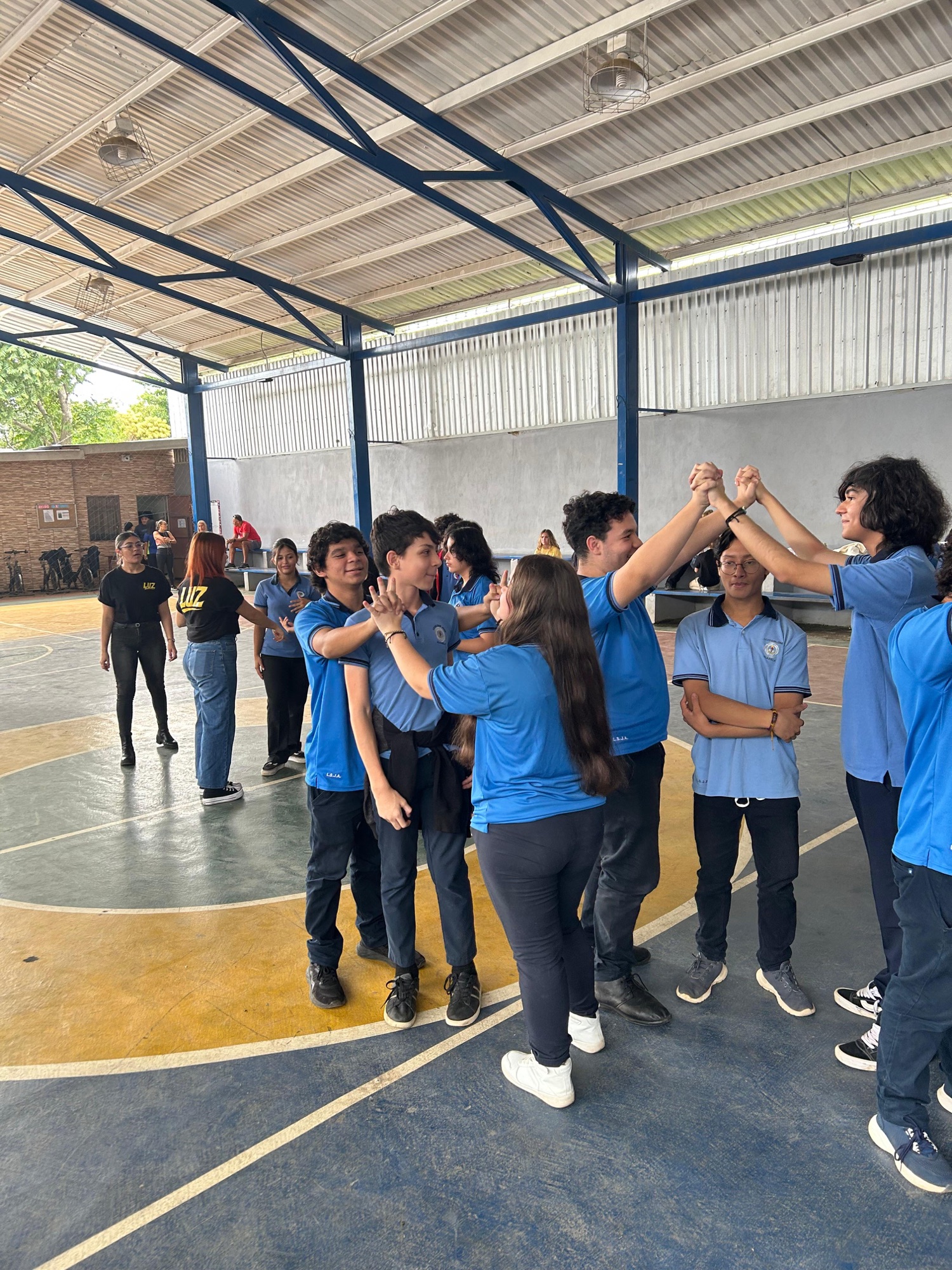 Jóvenes en un colegio de Costa Rica durante un evento de LUZ Impacto